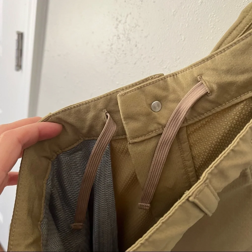 The North Face FLASHDRY Khaki Shorts Size 32